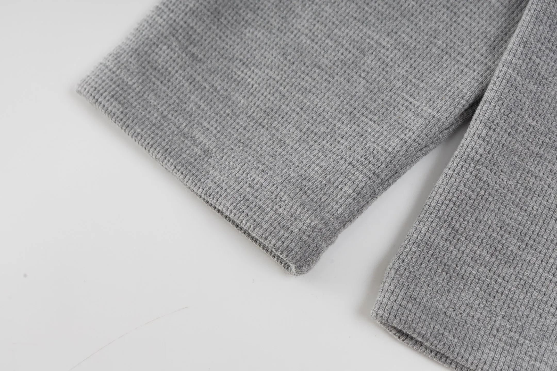 🅿️440 [Exclusive supply] CH Croix Heart Cross Leather Waffle Sweatshirt (grey) The fabric is made of 350g cotton waffle double-layer material before washing, which distinguishes the low-gram weight cut corners and non-pure cotton market products. The silver buckles and scrolls are made of antique bronze and real silver (the materials have reached the market's 300+ quality). The leather label is still made of genuine imported lambskin. The most important thing is the hand-sewn leather (the cost of manual work is high) in the fabric and hardware A lot of effort has been put into the craftsmanship. The top quality in the market and the industry benchmark are only owned by a few people. Size:S/M/L